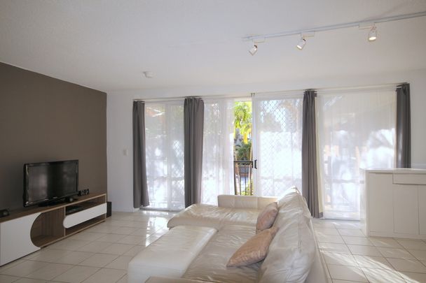 FURNISHED CHEVRON ISLAND 3 BEDROOM APARTMENT - Photo 1