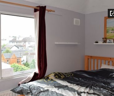 Bright room to rent in 2-bedroom flat in Crumlin, Dublin - Photo 3