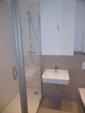 Großzügiges Wohnzimmer und eleganter Design-Bodenbelag in den Räumen - Photo 5