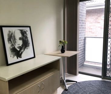 “Modern Studio next to shops and station.” - Photo 1