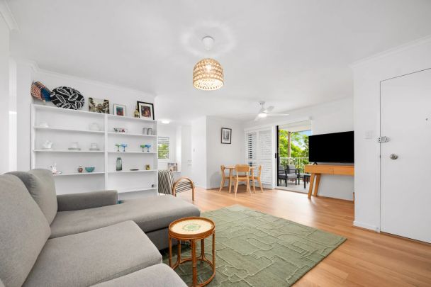 Spacious Coorparoo Apartment with Double Garage and Water Included! - Photo 1