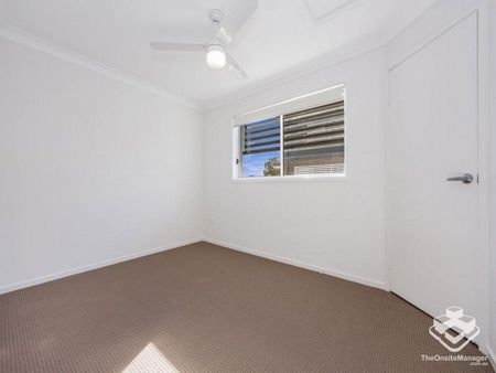 MODERN STYLISH 3 BED TOWNHOUSE IN GREAT LOCATION - Photo 5