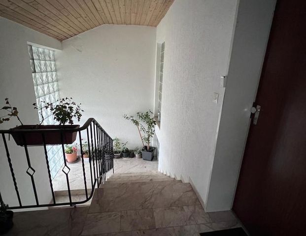 Große 3,5-Zimmer-Dachgeschosswohnung in ruhiger Lage zu vermieten - Foto 1