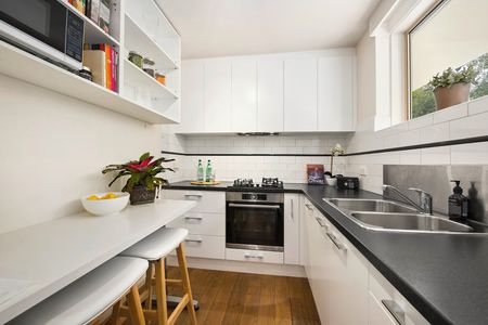 A BEAUTIFULLY RENOVATED COURTYARD STUNNER! - Photo 4