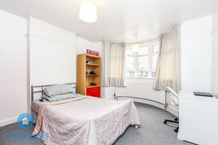 References Pending - 4 bed Semi-Detached House - Photo 3