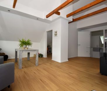 Charmante, großzügige Dachgeschosswohnung mit Loggia und Einbauküch... - Foto 1