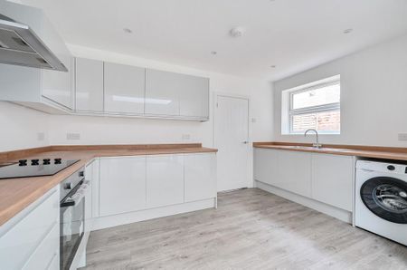 4 bedroom detached house to rent - Photo 2
