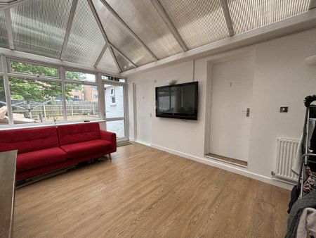 1 bedroom in a house share to rent - Photo 2