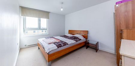 Stunning modern 2 bed 2 bath in a portered development mins to tube - Photo 2