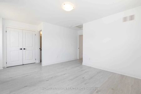 Condo Townhouse For Lease | S9230275 - Photo 2