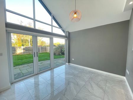 4 bedroom Detached House to let - Photo 4