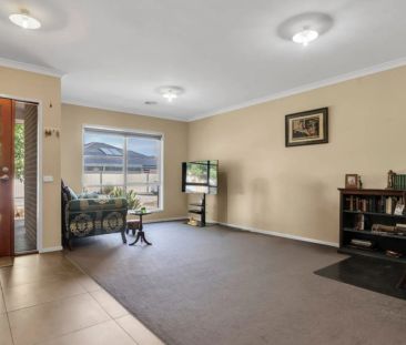Spacious Family Home in Quiet Court Location! - Photo 3