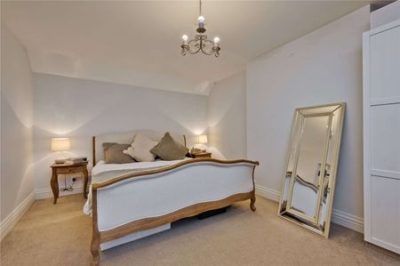 A semi-detached character cottage with a modern interior in the sought after village of Frensham. - Photo 4