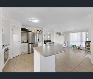 Spacious 4-Bedroom, 2-Living Gem with Solar - Photo 2