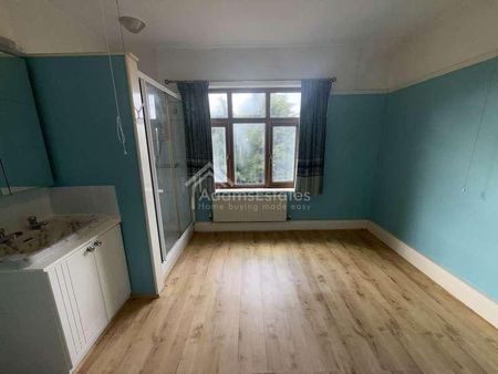 Richmond Road Hanging Heaton, Batley, WF17 - Photo 2