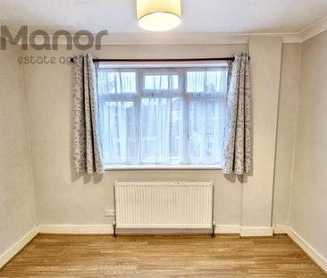 Dellwood Gardens, Clayhall, IG5 - Photo 1