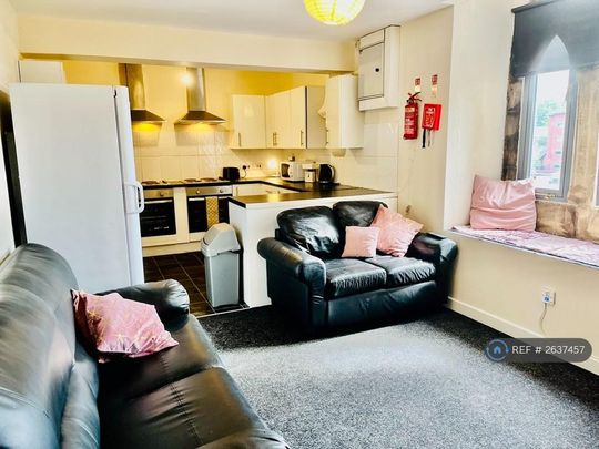 8 bedroom flat to rent - Photo 1