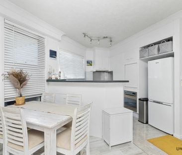 Beautifully Presented Apartment � Stroll to the Beach! - Photo 2