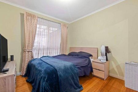 Large 3-bed 2-car House only 50m to Bentleigh station and Centre rd cafes! - Photo 2