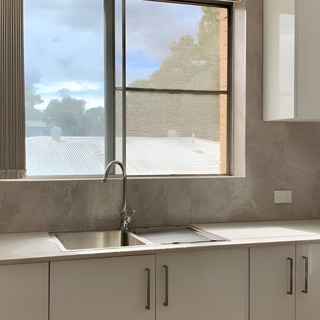 Spacious 3-Bedroom Apartment with Modern Kitchen & Lock-Up Garage in Prime Dulwich Hill - Photo 3