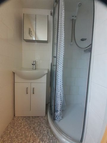 Room in a Shared House, Moore Close, CR4 - Photo 4