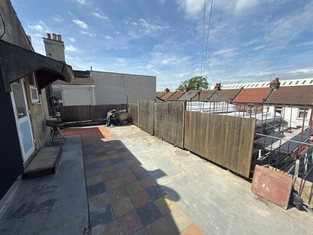 Four bedroom flat close to Ilford station- £2400 PCM - Photo 5