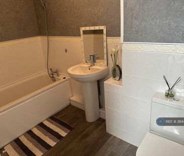 3 bedroom end of terrace house to rent - Photo 5