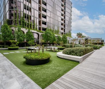 Resort-style living in the inner city! - Photo 3