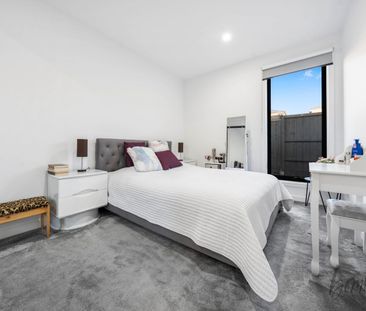 Designed for modern family living - Photo 6