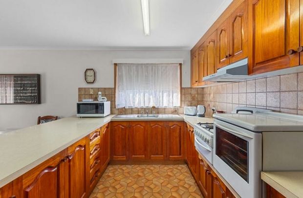 THREE BEDROOM HOME ! - Photo 1