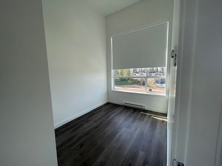 Unit 402 - Beautifully Designed/2 Bedroom Plus Den Condo at The Grove - Photo 3
