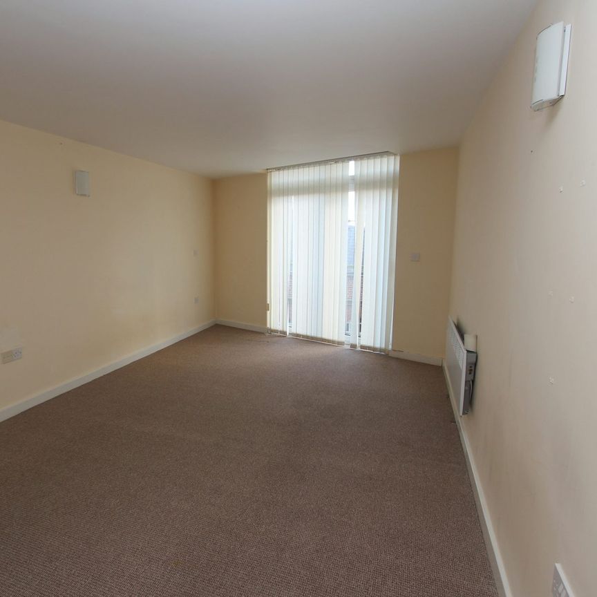 Flat to rent on - Photo 1