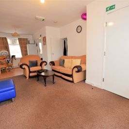2 bedroom House in Newport Road, Leeds - Photo 1