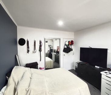 MOUNT EDEN, 2 BEDROOMS - Photo 2
