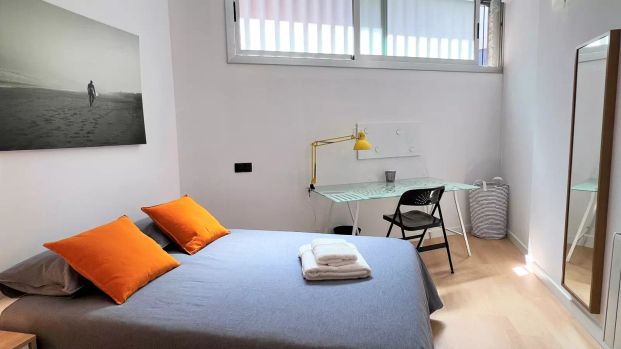 Rooms for rent in 3-bedroom apartment in El Guinardó - Foto 1
