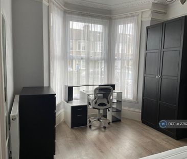 1 bedroom in a house share to rent - Photo 2