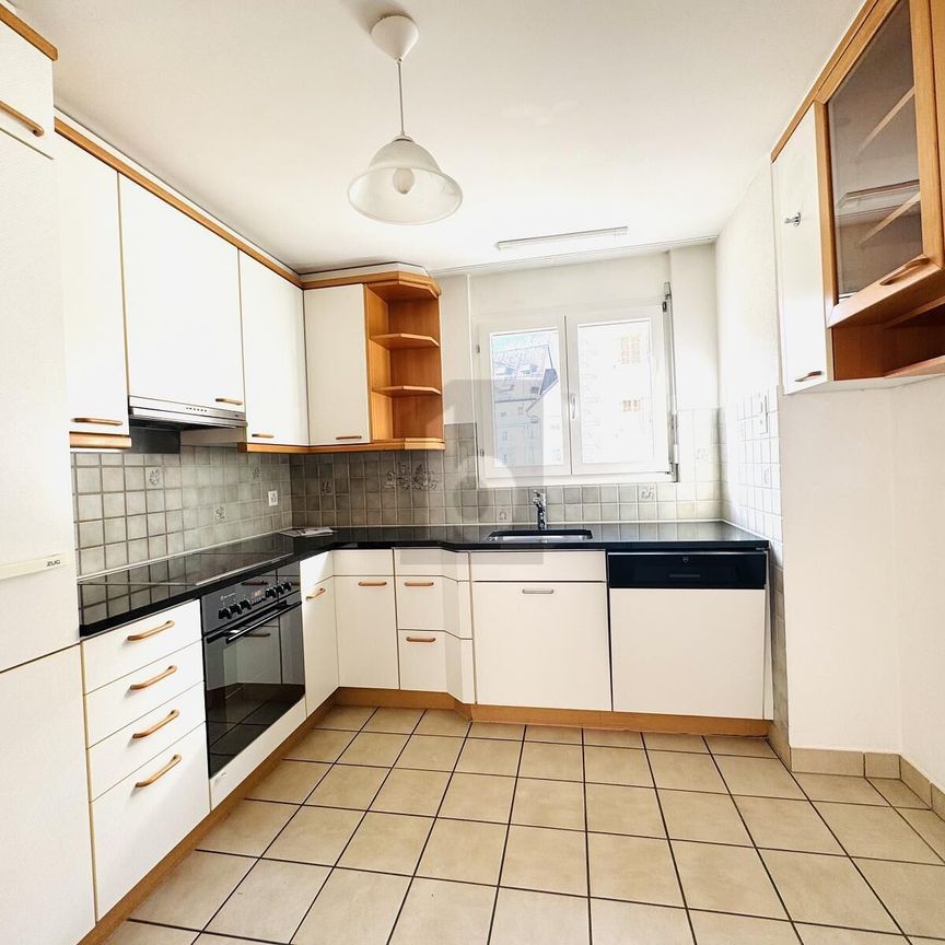 CHARMANT, LICHTDURCHFLUTET UND AN ZENTRALER LAGE - Photo 1