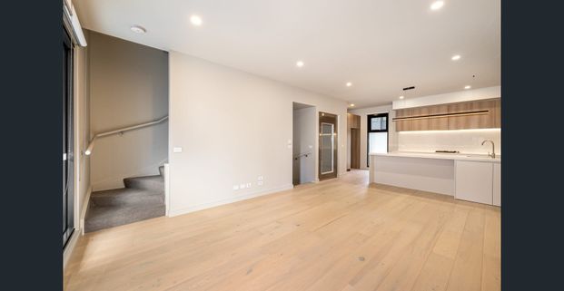 34 Hillman Square - Modern Townhouse in Port Melbourne ( unlimited time street parking around the complex ) - Photo 1