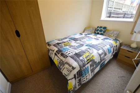 1 bedroom in a house share to rent - Photo 3