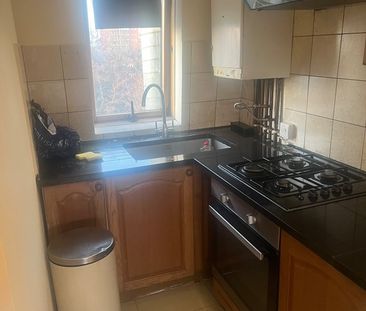 1 Bed Flat, Goldhawk Road, W12 - Photo 2