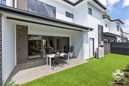 Morden 3 bedroom + 1 Study Nearly New Town House - Photo 3