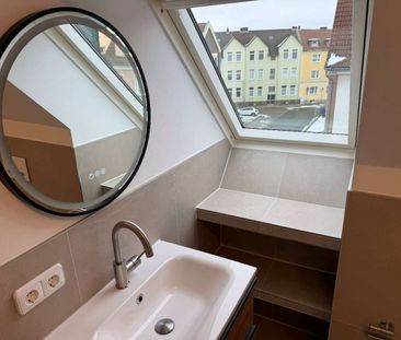 Erstbezug nach Sanierung! 2-Zimmer Dachgeschosswohnung mitten drin! - Photo 2