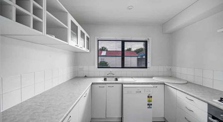 Low maintenance on the city fringe - Photo 2