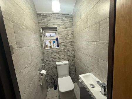 4 bedroom semi-detached house to rent - Photo 2