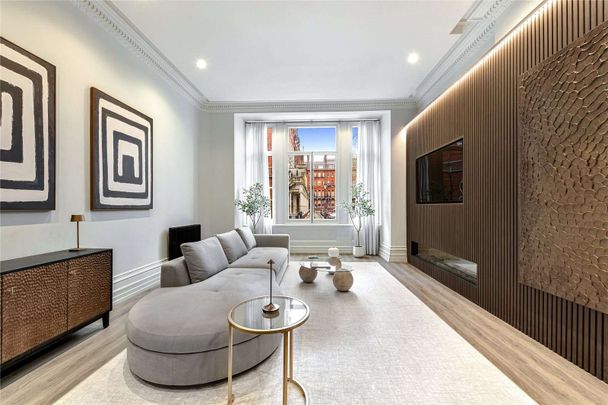 Meticulously refurbished three bedroom duplex apartment on the highly sought after Cadogan Square. - Photo 1