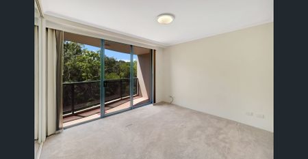 Spacious and Perfectly Positioned Apartment - Photo 3