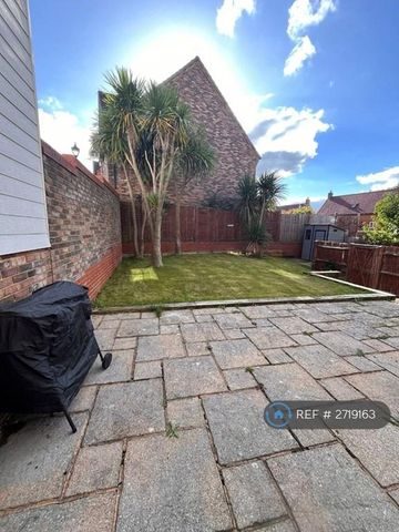 3 bedroom semi-detached house to rent - Photo 2