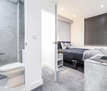 1 bedroom in a house share to rent - Photo 2