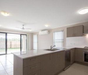 Stunning 4 Bedroom Family Home in Griffin! - Photo 5