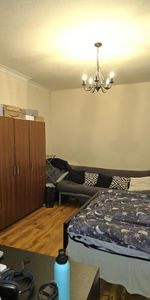 1 bedroom in a flat share to rent - Photo 3